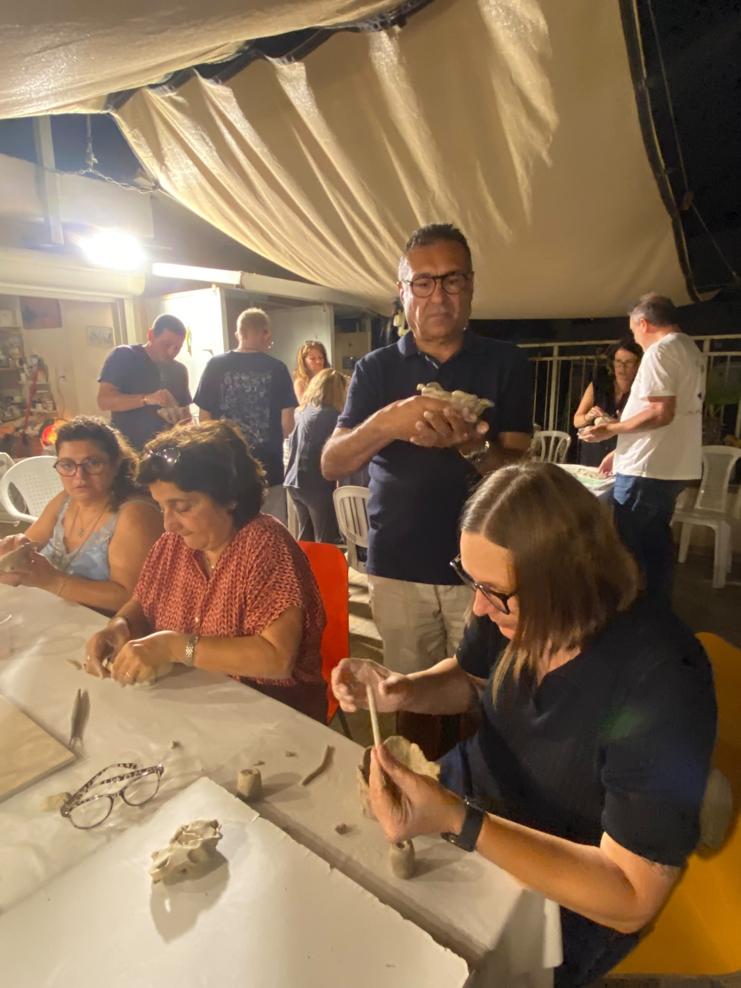 Evening ceramic workshop around the clay table
